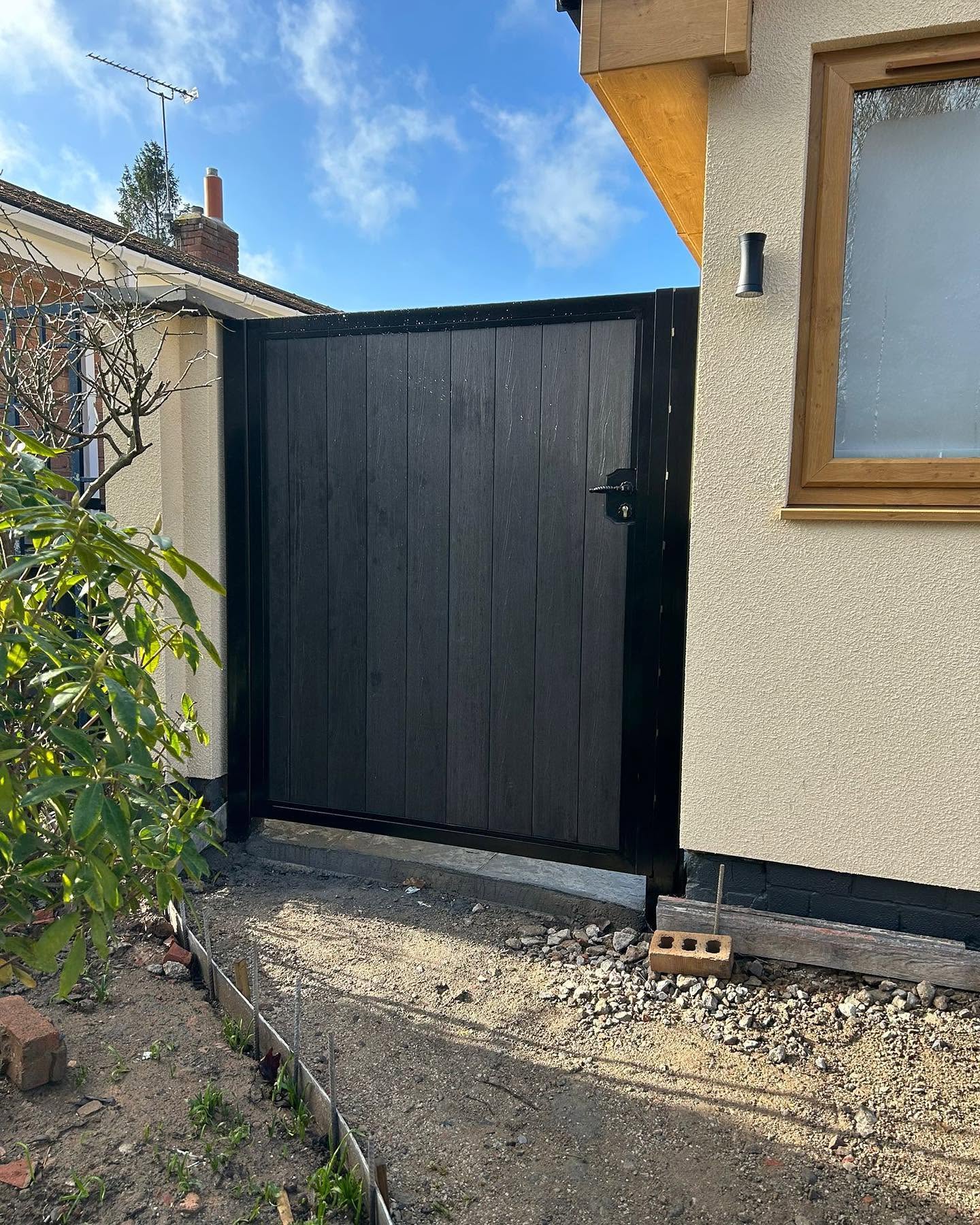 Made-to-measure black side access gate